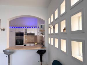 een keuken met witte muren en een aanrecht met een spiegel bij South marina apartment MS10 Wi-Fi available in Hurghada