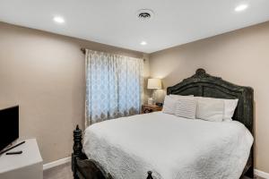 a bedroom with a large bed and a tv at Aspen Getaway in Edwards