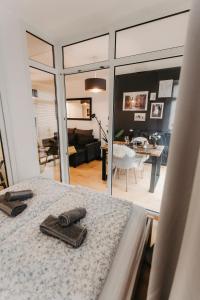 una camera con letto e un soggiorno di Stilvolle, gemütliche Wohnung mitten im ZENTRUM a Lipsia