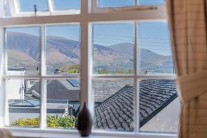 ein Fenster mit Bergblick in der Unterkunft Cottage 9 Old Farmhouse Braithwaite in Keswick