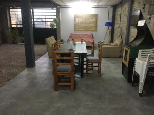 sala de estar con mesa, sillas y sofá en Loft arroyo seco en Arroyo Seco