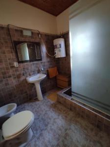 uma casa de banho com um WC e um lavatório em Dpto Alma en Calma San Rafael em São Rafael