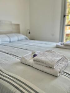 un asciugamano bianco è seduto su un letto di Hermoso Departamento Zona Residencial Mendoza a Mendoza