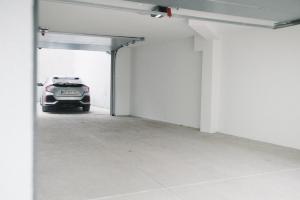 ノヴィサドにあるmeebo apartmentsのガレージ付きの部屋の中に駐車された車