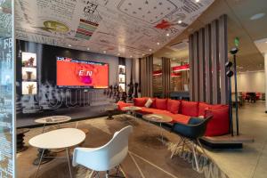 A seating area at ibis Lima Reducto Miraflores