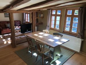 TV a/nebo společenská místnost v ubytování Haus An der Rur - 5 Apartments mitten in Monschau