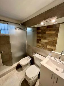 e bagno con servizi igienici, lavandino e doccia. di Hermoso Departamento Zona Residencial Mendoza a Mendoza