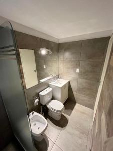 Un baño con un inodoro blanco y un lavabo. en Hermoso Departamento Zona Residencial Mendoza, en Mendoza
