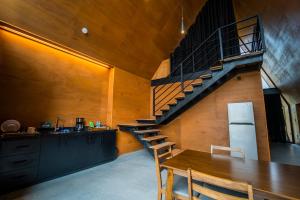eine Küche mit Esstisch und Treppe in der Unterkunft Akbal Cabañas Boutique in Aguascalientes