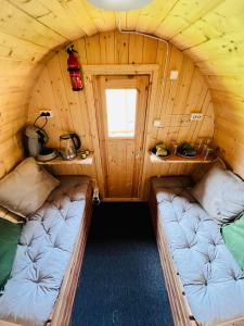 um pequeno quarto com duas camas num camarote em de Harmonie em Molenhoek