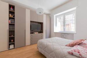 Katil atau katil-katil dalam bilik di Design Premium Apartment in Center Milan - HomeUnity