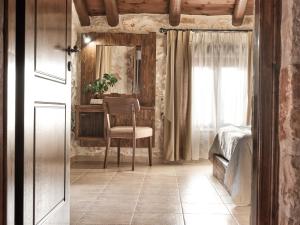een slaapkamer met een bureau en een stoel in een kamer bij Villa Meralia in Anafonítria