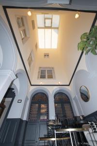 Cette grande chambre est dotée d'un plafond et d'une fenêtre. dans l'établissement La Maison VH, à Mont-de-Marsan