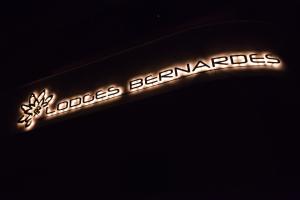 a neon sign for acedes benz car at Apart Lodges Bernardes in Fiss