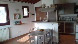- une cuisine avec une table et des chaises dans la chambre dans l'établissement Vicino circuito Mugello, Panoramico con piscina, à Bovecchio