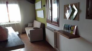 - un salon avec un canapé et une chaise dans l'établissement Vicino circuito Mugello, Panoramico con piscina, à Bovecchio