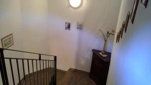 un couloir avec un escalier avec un vase sur une table dans l'établissement Vicino circuito Mugello, Panoramico con piscina, à Bovecchio