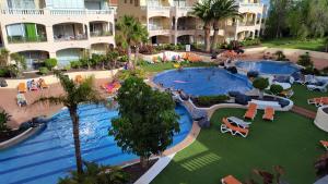 eine Luftansicht auf den Pool im Resort in der Unterkunft Tenerife Golf Park Apartment in San Miguel de Abona