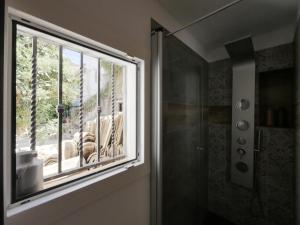 een badkamer met een raam naast een douche bij Baños del Agua in Granada