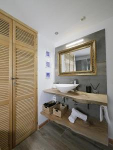 een badkamer met een wastafel en een spiegel bij Baños del Agua in Granada
