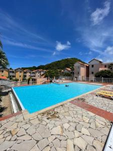 Bazén v ubytování T2 spacieux, confort, piscine & plage à Sainte-Anne nebo v jeho okolí