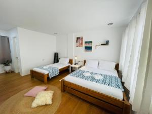 1 Schlafzimmer mit 2 Betten und einem Teppich in der Unterkunft La View Mountain Resort in Damasanan