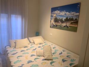 Bett in einem Schlafzimmer mit Wandgemälde in der Unterkunft alojamientosteruelmarqueses El Marqués in Teruel