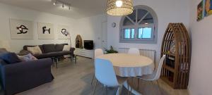 sala de estar con mesa y sofá en Hondarribia con piscina, parking y terraza, en Hondarribia