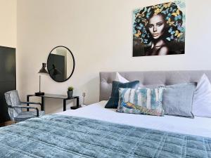 Postel nebo postele na pokoji v ubytování BELLE ART Design Suite im Herzen von Wien