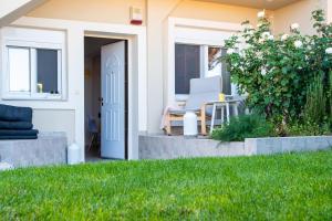 Vonkajšia záhrada v ubytovaní YelaYellow House Near to Airport, Rafina Port and Metropolitan Expo