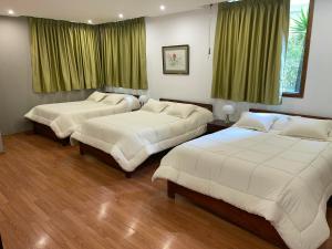 Cama ou camas em um quarto em Alston Inn Hotel