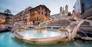 a water fountain in the middle of a city at Soha Piazza Di Spagna Boutique in Rome