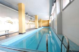 una gran piscina en un edificio en Espectacular vivienda con piscina climatizada, en Castellón de la Plana