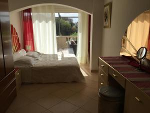 Posteľ alebo postele v izbe v ubytovaní Villa Paradiso, logement avec piscine, Nice Nord + 6 fotografií