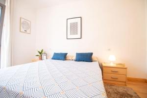 A bed or beds in a room at Espectacular vivienda con piscina climatizada Még 26 kép