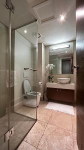 Canal Quays 507 في كيب تاون: حمام مع دش ومرحاض ومغسلة