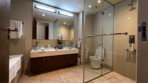 Canal Quays 507 في كيب تاون: حمام مع مغسلتين ودش زجاجي +13 صورة