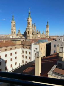 a view of the roofs of buildings with towers at El Torreón del Pilar. Opción de parking in Zaragoza