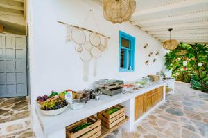 una cocina con frutas y verduras en una barra en Golden Lighthouse Hotel en Patara