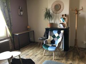 a living room with a chair and a desk at Eply dort 