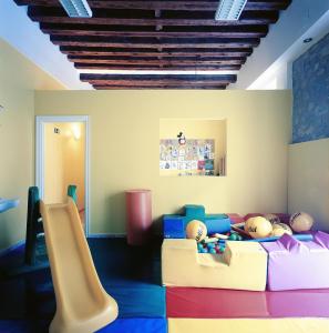 una sala de juegos para niños con un tobogán y una pista en Balneario de Archena - Hotel Levante, en Archena