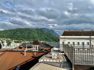 uma vista para um edifício com uma montanha ao fundo em Gmunden Skyline em Gmunden