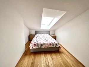 a bedroom with a bed and a skylight at Gmunden Skyline in Gmunden