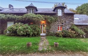 een stenen huis met een pad naar de voordeur bij 3 Bedroom Awesome Home In Marsac Sur Don in Marsac-sur-Don