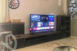 Μια τηλεόραση ή/και κέντρο ψυχαγωγίας στο Chic-Moderne-Cosy. Au cœur du Parc, proche plage