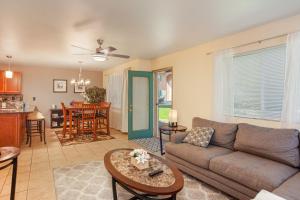 sala de estar con sofá y mesa en Walk to Downtown Leavenworth * Sleeps 6 + Pets * Ground Level Gem! en Leavenworth