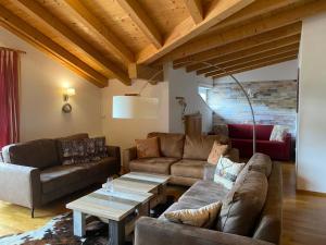 a living room with couches and a coffee table at Alpin Resort Kaprun 14 in Kaprun