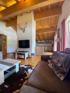 salon z kanapą i stołem w obiekcie Alpin Resort Kaprun 14 w Kaprunie