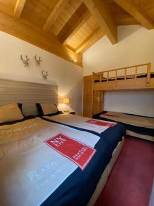 1 dormitorio con 1 cama grande y literas en Alpin Resort Kaprun 14, en Kaprun