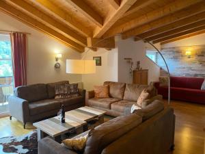 salon z kanapą i stolikiem kawowym w obiekcie Alpin Resort Kaprun 14 w Kaprunie